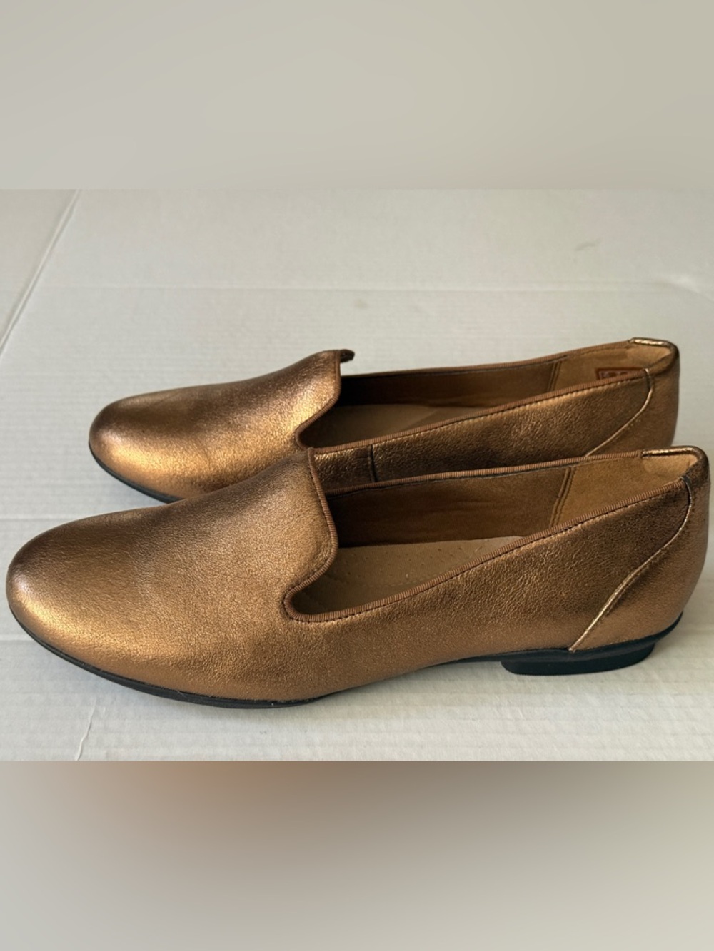 Clarks Collection Sara Poppy Metallic Bronze Leather Flats /Loafers Women's Sz 8 - Picture 2 of 11
